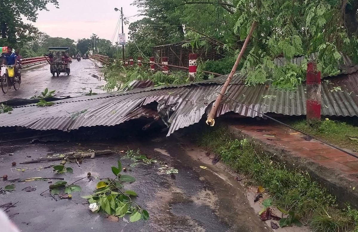সড়কের ওপর ভেঙে পড়েছে টিনের চাল। আজ শনিবার বিকেলে পত্নীতলা উপজেলার নজিপুর-সাপাহার সড়কের আত্রাই নদের শহীদ মুক্তিযোদ্ধা সিদ্দিক প্রতাপ সেতুসংলগ্ন এলাকায়