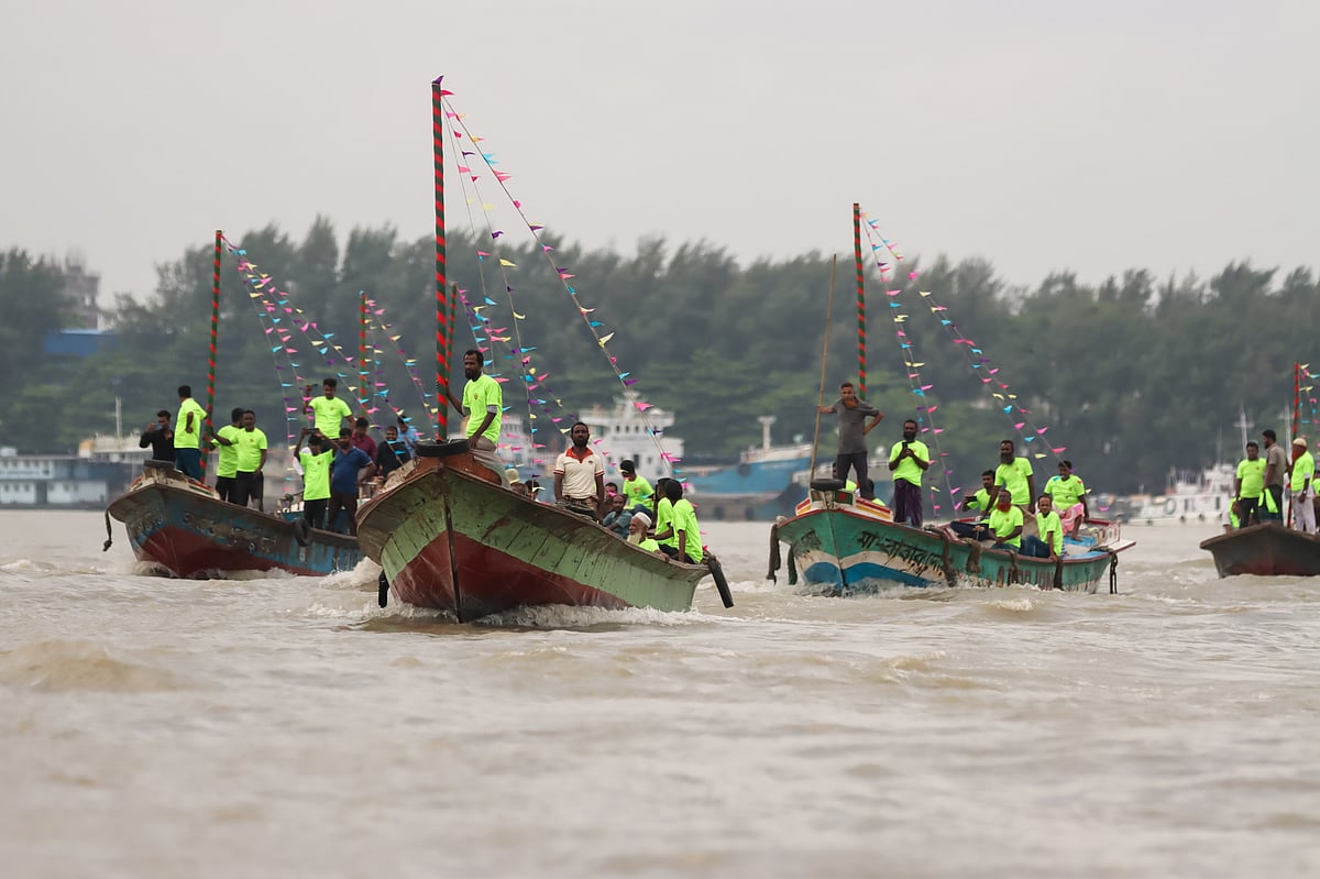 মা ইলিশ সংরক্ষণে ইলিশের প্রধান প্রজনন মৌসুম বাস্তবায়ন উপলক্ষে কীর্তনখোলা নদীতে নৌ শোভাযাত্রার আয়োজন করে বরিশাল জেলা প্রশাসন ও জেলা মৎস্য দপ্তর। শনিবার সকালে কীর্তনখোলা নদী