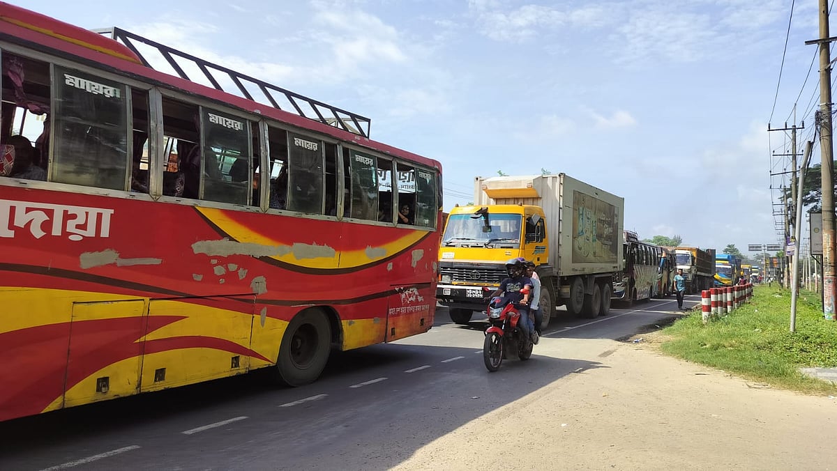 সড়ক অবরোধের কারণে দীর্ঘ যানজট তৈরি হয় চট্টগ্রামের সীতাকুণ্ডের ফৌজদারহাট ক্যাডেট কলেজ এলাকায়। আজ বেলা দেড়টার দিকে তোলা