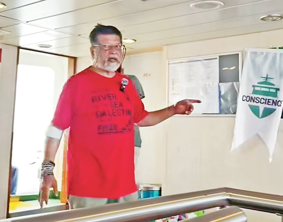 কনশানস জাহাজ থেকে কথা বলছেন শহিদুল আলম