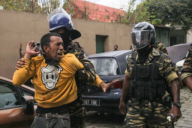 গতকাল শুক্রবার রাজধানী আন্তানানারিভো থেকে একজন বিক্ষোভকারীকে আটক করে নিয়ে যাচ্ছে মাদাগাস্কার পুলিশ। ৩ অক্টোবর, ২০২৫