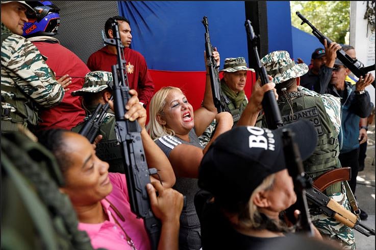 ভেনেজুয়েলায় সম্ভাব্য মার্কিন হামলা মোকাবিলায় দেশটির নাগরিকেরা অস্ত্র প্রশিক্ষণ নিচ্ছেন