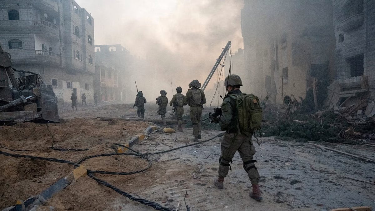 যুদ্ধবিধ্বস্ত গাজা উপত্যকায় ইসরায়েলি সেনারা