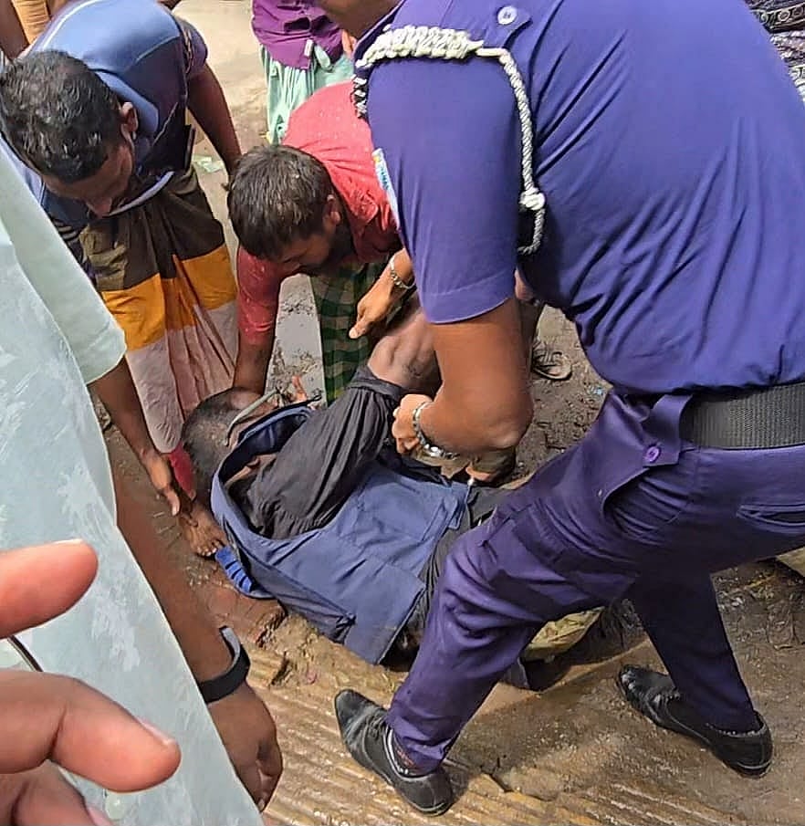 হামলায় আহত নরসিংদী সদর সার্কেলের অতিরিক্ত পুলিশ সুপার মোহাম্মদ আনোয়ার হোসেনকে উদ্ধার করা হচ্ছে। গতকাল শনিবার