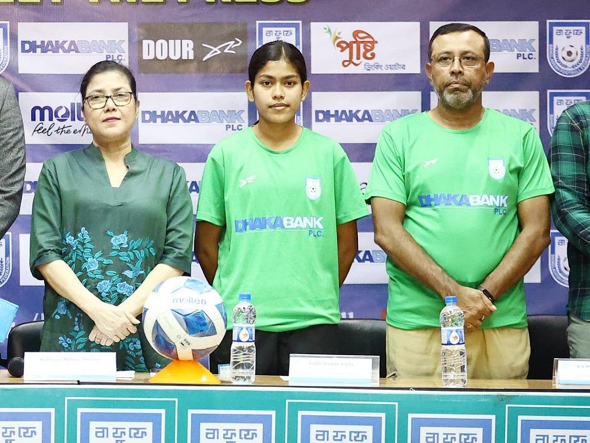 সংবাদ সম্মেলনে (বাঁ থেকে) বাফুফের নারী উইংয়ের প্রধান মাহফুজা আক্তার, অ–১৭ নারী দলের অধিনায়ক অর্পিতা বিশ্বাস ও কোচ সাইফুল বারী টিটু