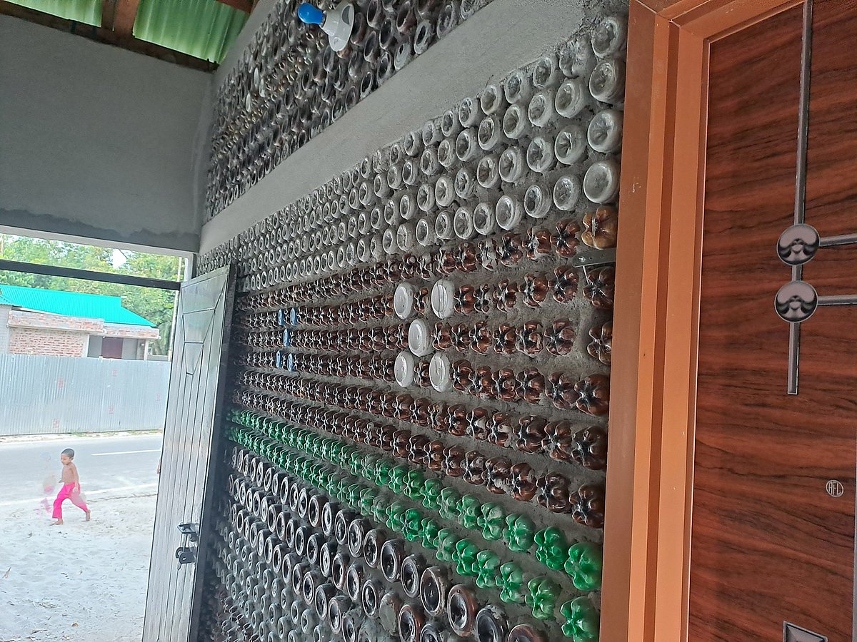 গাইবান্ধার সুন্দরগঞ্জের অটোচালক আবদুল হাকিমের ‘বোতলবাড়ি’