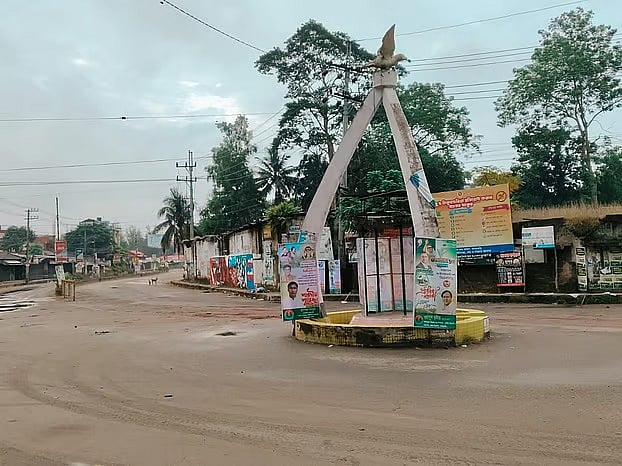 অবরোধের কারণে যানবাহন শূন্য খাগড়াছড়ি শহরের চেঙ্গী স্কয়ার এলাকা। গত ২৯ সেপ্টেম্বর সকালে তোলা
