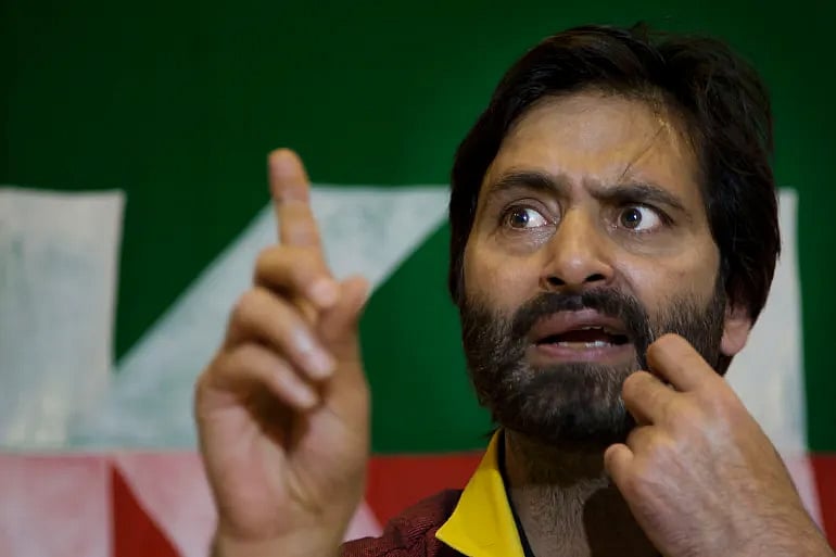 জম্মু কাশ্মীর লিবারেশন ফ্রন্টের (জেকেএলএফ) চেয়ারম্যান ইয়াসিন মালিক এক সংবাদ সম্মেলনে বক্তব্য দেন। ভারত–নিয়ন্ত্রিত কাশ্মীরে, ২৭ মে ২০১৫