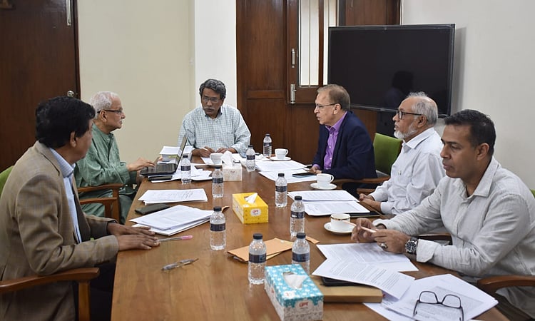 জাতীয় ঐকমত্য কমিশনের সদস্যরা জাতীয় সংসদ ভবনস্থ কমিশন কার্যালয়ের সভাকক্ষে জুলাই জাতীয় সনদ ২০২৫ নিয়ে চূড়ান্ত পর্বের প্রস্তুতি পর্যালোচনা সভা করেছেন। ৪ অক্টোবর