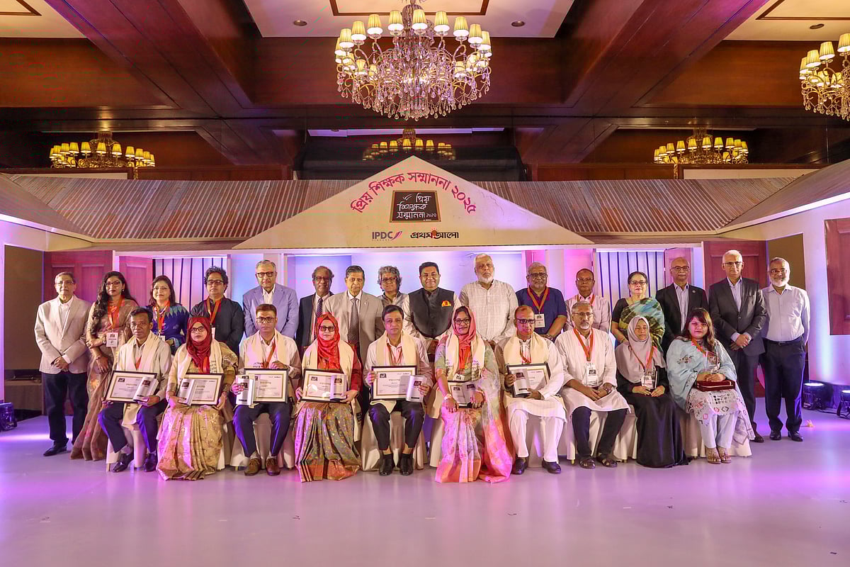 সম্মাননা পাওয়া শিক্ষকদের সঙ্গে অতিথি ও বিচারকেরা। প্যান প্যাসিফিক সোনারগাঁও হোটেল, ঢাকা। ৪ অক্টোবর