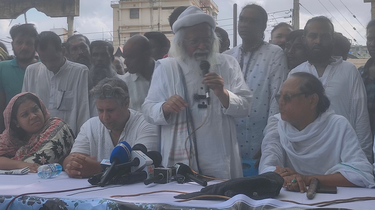 রাজধানীর মিরপুরে শাহ আলী মাজারে সংবাদ সম্মেলনে ফরহাদ মজহার বক্তব্য দেন। শতবর্ষী বটগাছ কাটা এবং সারা দেশে মাজারে হামলার প্রতিবাদে এই সংবাদ সম্মেলন করা হয়। আজ শনিবার সকালে