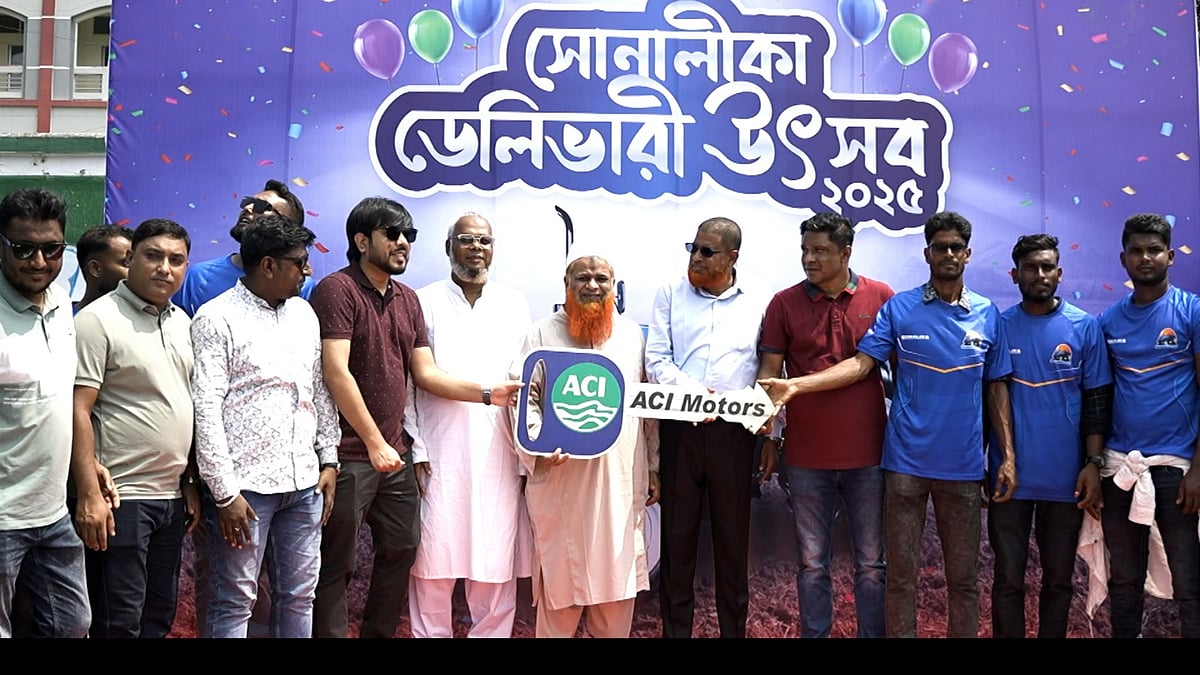 দিনব্যাপী আয়োজিত ‘সোনালিকা ডে’-তে এসিআই মটরস্-এর চিফ বিজনেস অফিসার ইঞ্জিনিয়ার আসিফ উদ্দীনসহ প্রতিষ্ঠানটির ঊর্ধ্বতন কর্মকর্তারা উপস্থিত ছিলেন