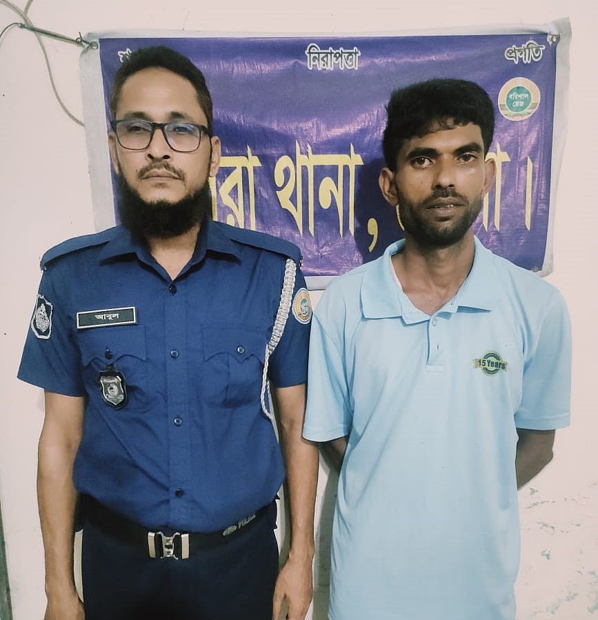 পুলিশের অভিযানে গ্রেপ্তার ইসমাইল মুন্সি। আজ শনিবার আদালতে নেওয়ার সময় তোলা