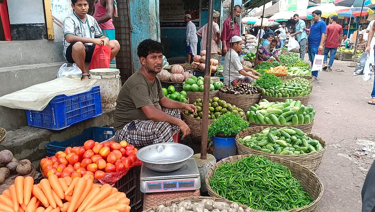 ময়মনসিংহ নগরের মেছুয়া বাজার। আজ শনিবার দুপুরে তোলা