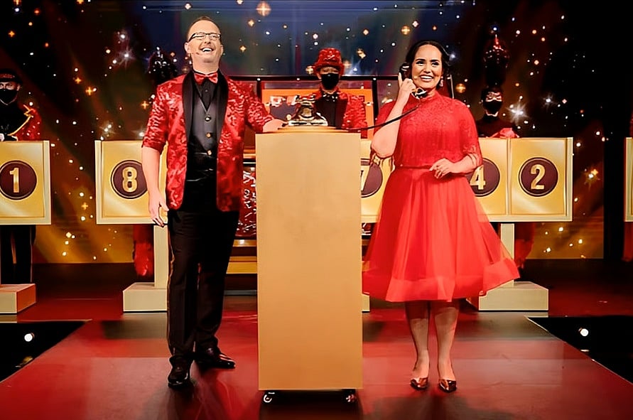 আবুধাবিতে বিগ টিকিটের র‍্যাফল ড্র অনুষ্ঠানে বাংলাদেশি প্রবাসী হারুনকে কল করে লটারি জেতার খবর জানাচ্ছেন দুই উপস্থাপক