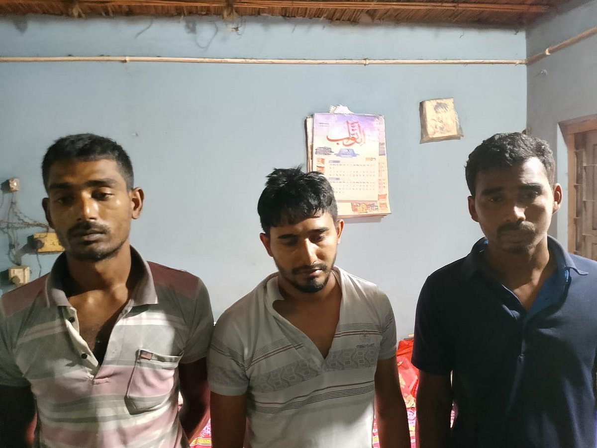 আটক তিন যুবক। তাদের থানায় নেওয়া হয়েছে