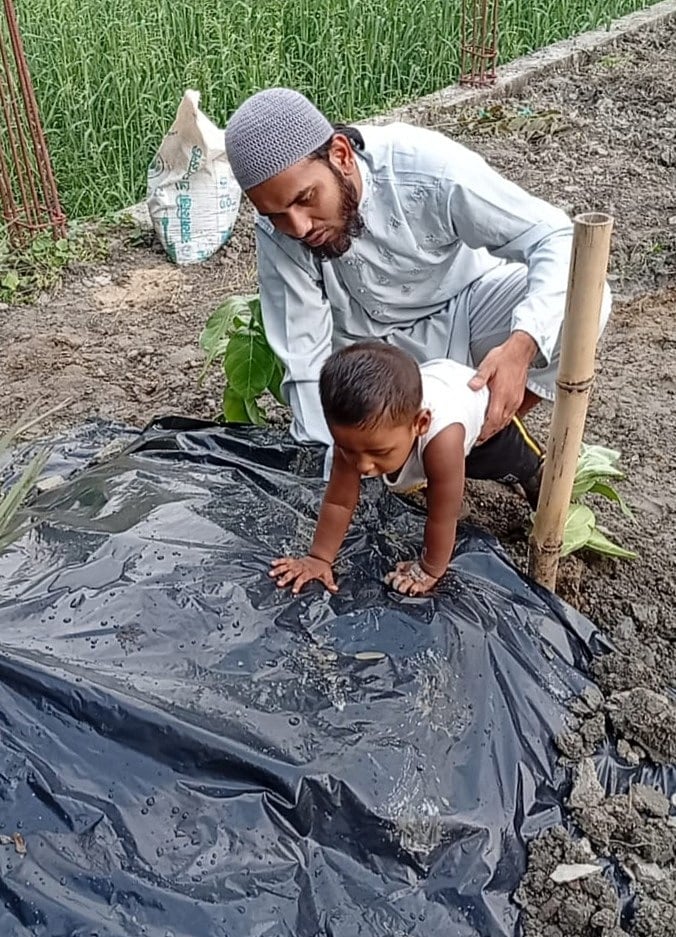 মামা ইমাম হাসানের সঙ্গে মায়ের কবরে শিশু সাফওয়ান।   গত শুক্রবার  চট্টগ্রামের সীতাকুণ্ডে