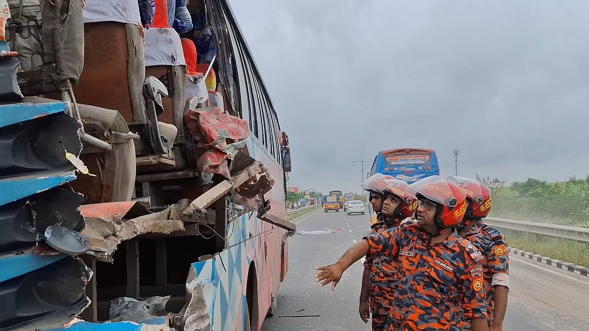 দুর্ঘটনায় দুমড়েমুচড়ে গেছে বাস। আজ রোববার ঢাকা-ভাঙ্গা এক্সপ্রেসওয়ের চালতিপাড়া এলাকায়