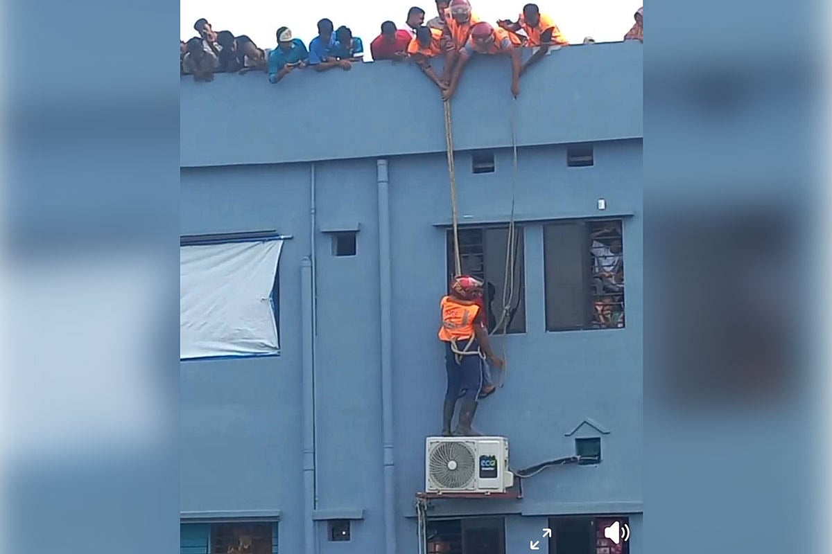 চারতলার জানালার কার্নিশে আটকে থাকা শিশুকে উদ্ধার করেন ফায়ার সার্ভিসের সদস্যরা। আজ রোববার সকালে চাঁদপুরের হাজীগঞ্জ পৌরসভার টোরাগড় এলাকায়