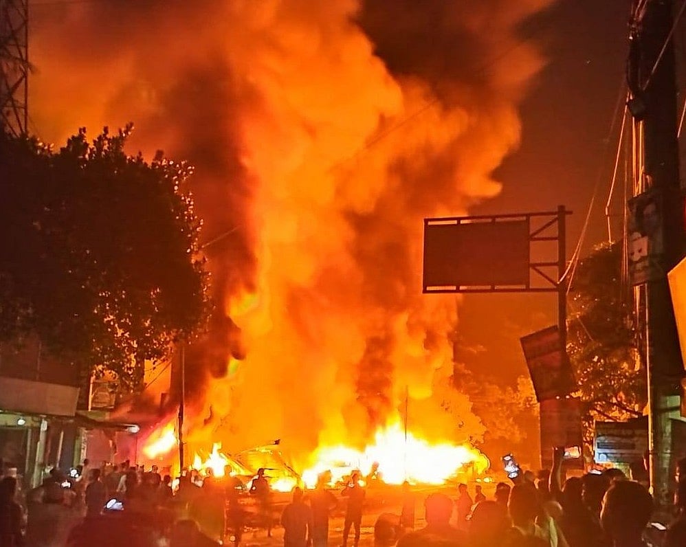 খাগড়াছড়ির গুইমারা উপজেলার জালিয়াপাড়া বাজারে আগুন। গতকাল দিবাগত রাত ২টার দিকে