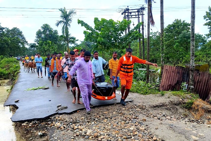 প্রবল বর্ষণে পশ্চিমবঙ্গের পাহাড়ি জনপদ দার্জিলিং ও এর কাছের এলাকাগুলো ব্যাপকভাবে ক্ষতিগ্রস্ত হয়েছে