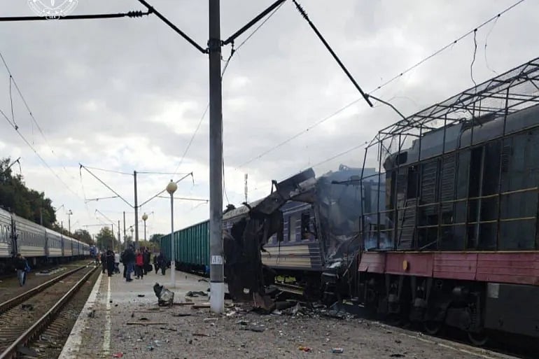 রাশিয়ার হামলায় ক্ষতিগ্রস্ত যাত্রীবাহী ট্রেন। শোসস্তকা রেলস্টেশন, সুমি অঞ্চল, ইউক্রেন, ৪ অক্টোবর ২০২৫