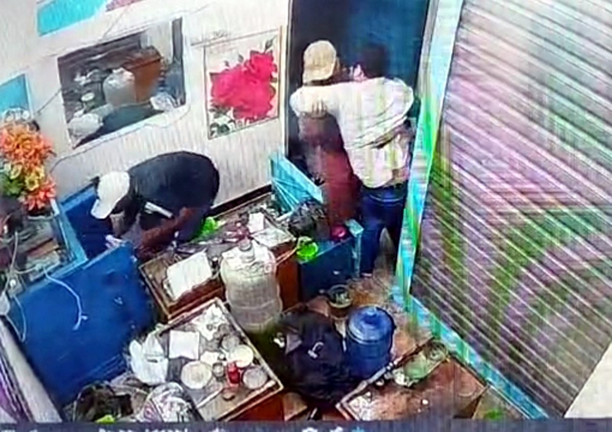 মানিকগঞ্জ শহরে একটি সোনার দোকানে ডাকাতির ঘটনা ঘটেছে। গতকাল শনিবার রাতে