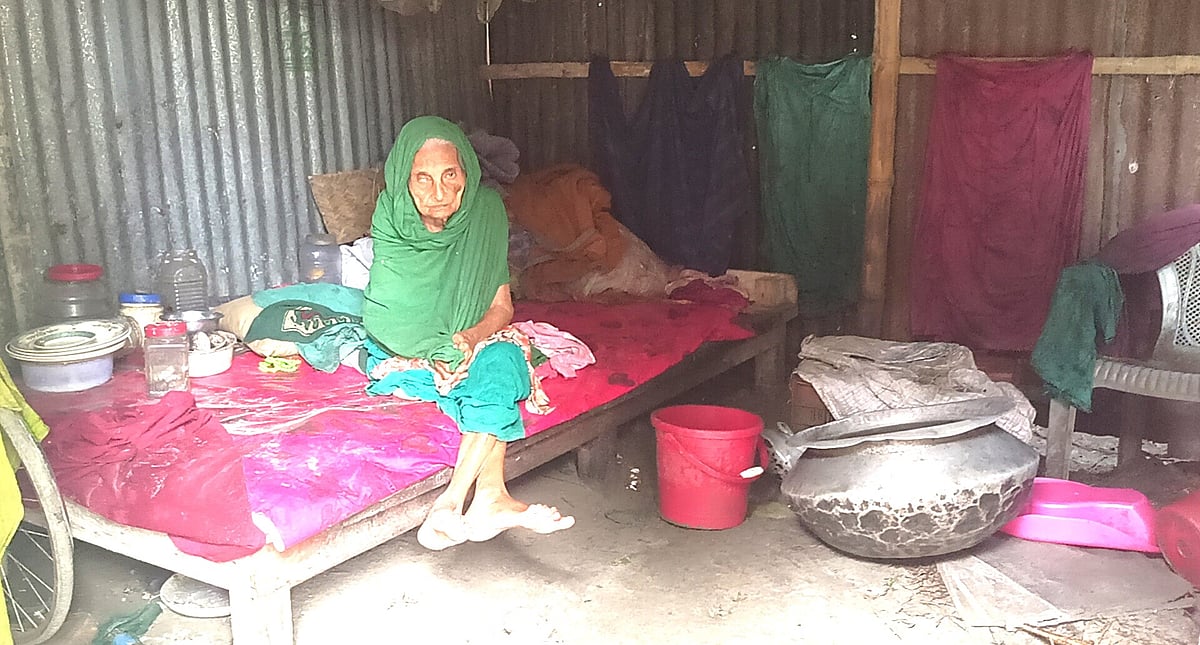 ছোট্ট ঝুপড়িতে বসবাস করেন বৃদ্ধা হালিমা বেগম। শনিবার দুপুরে জামালপুর পৌর শহরের ফুলবাড়িয়া এলাকায়