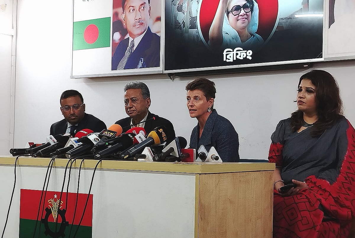 সংবাদ সম্মেলনে বিএনপির স্থায়ী কমিটির সদস্য আমীর খসরু মাহমুদ চৌধুরী (বাঁ থেকে দ্বিতীয়)। আজ রোববার দুপুরে রাজধানীর গুলশানে বিএনপির চেয়ারপারসনের কার্যালয়ে
