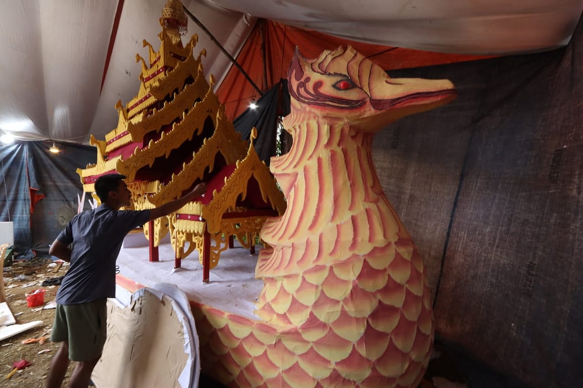 প্রবারণা পূর্ণিমা উপলক্ষে রাজহংসীর আদলে দৃষ্টিনন্দন রথ তৈরি করছেন কারু শিল্পীরা। সম্প্রতি জেলা শহরের রাজার মাঠে