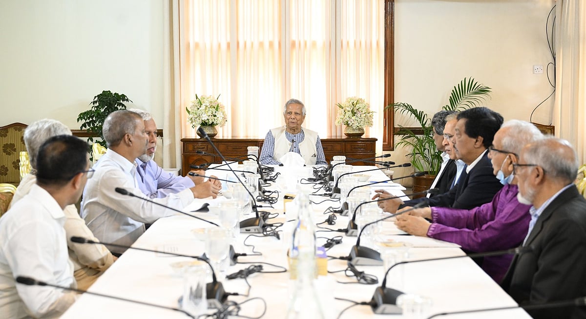 রাষ্ট্রীয় অতিথি ভবন যমুনায় আজ রোববার সকালে প্রধান উপদেষ্টা অধ্যাপক মুহাম্মদ ইউনূসের নেতৃত্বে জাতীয় ঐকমত্য কমিশনের বৈঠক হয়