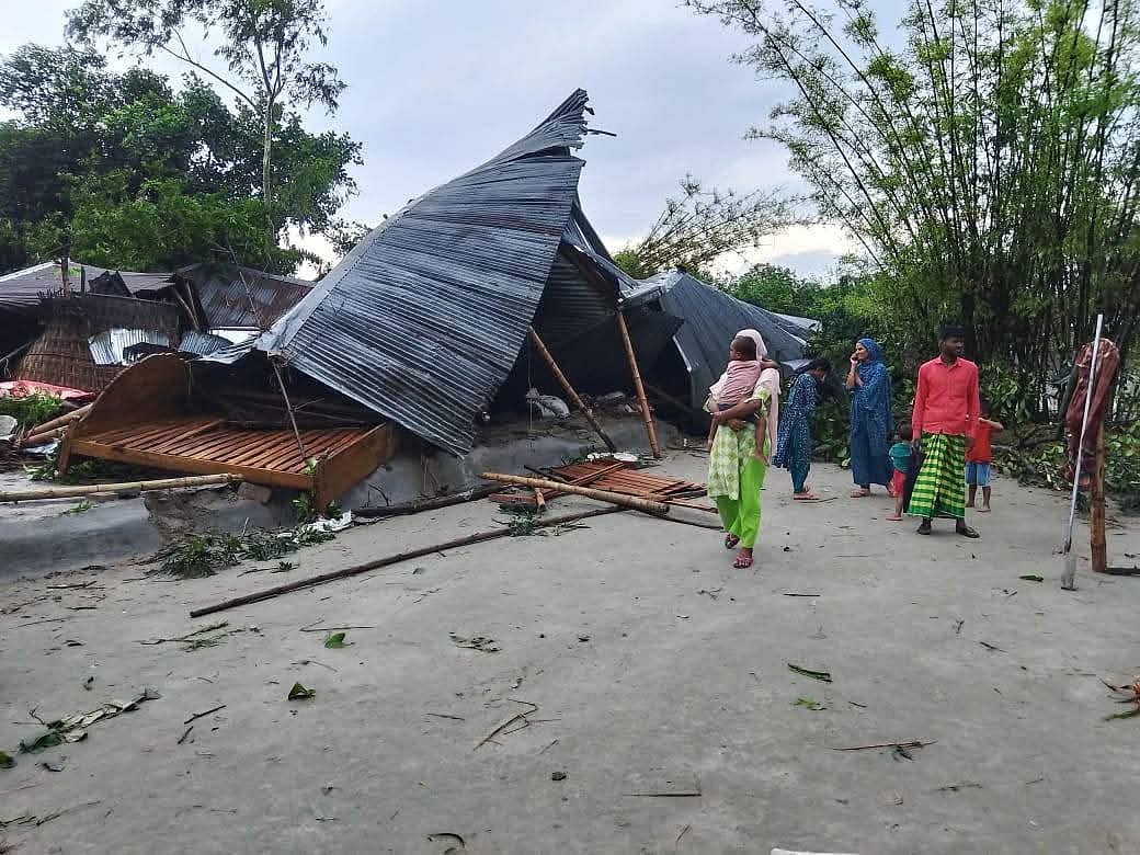 রংপুরের গঙ্গাচড়া উপজেলার নোহালী এলাকায় ঘূর্ণিঝড়ে লন্ডভন্ড ঘরবাড়ি।  রোববার সকালে এ ঘূর্ণিঝড় আঘাত হানে।দুপুরের দিকে তোলা ছবি