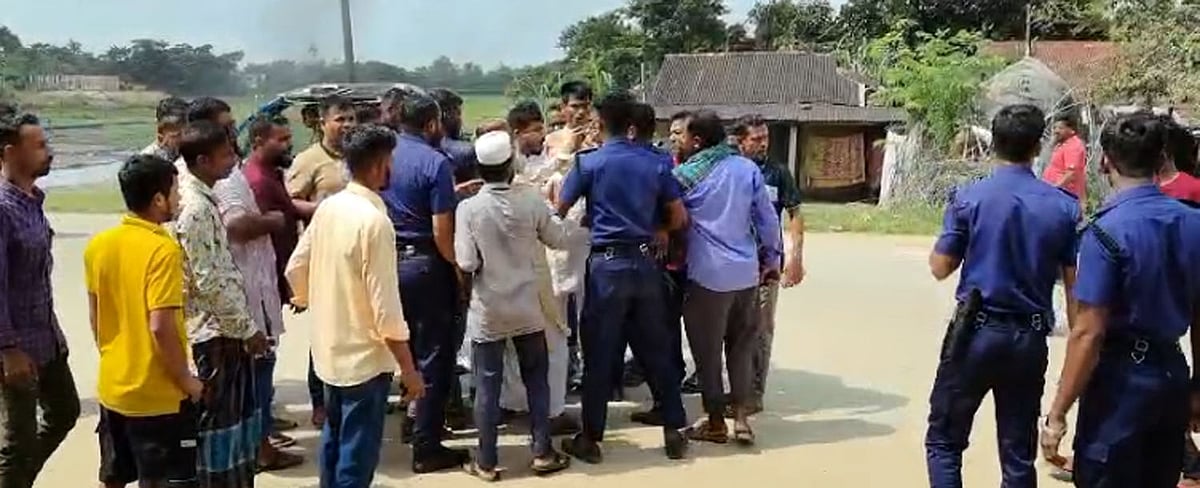 সিলেটের কোম্পানীগঞ্জে পুলিশের তল্লাশচৌকিতে মব সৃষ্টি করে বালুবোঝাই ট্রাক নিয়ে যাওয়ার অভিযোগ উঠেছে এক পরিবহন শ্রমিক নেতার বিরুদ্ধে। রোববার বেলা সাড়ে ১১টার দিকে সিলেট-ভোলাগঞ্জ মহাসড়কের উপজেলা পরিষদের প্রবেশ ফটকের সামনে