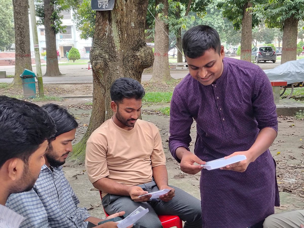 ক্যাম্পাস সচল হওয়ায় প্রচারণা শুরু করেছেন রাজশাহী বিশ্ববিদ্যালয় ছাত্র সংসদ নির্বাচনের প্রার্থীরা। রোববার দুপুরে বিশ্ববিদ্যালয়ের শহীদুল্লাহ্ কলা ভবনের সামনে