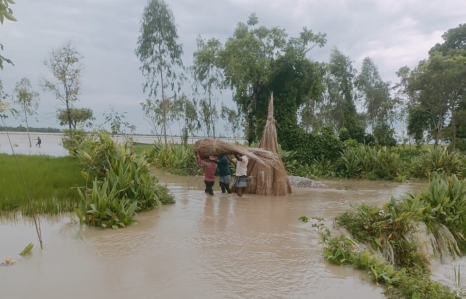 তিস্তা নদীর পানি বেড়ে পাটগ্রাম উপজেলার দহগ্রাম ইউনিয়নে বন্যা দেখা দিয়েছে