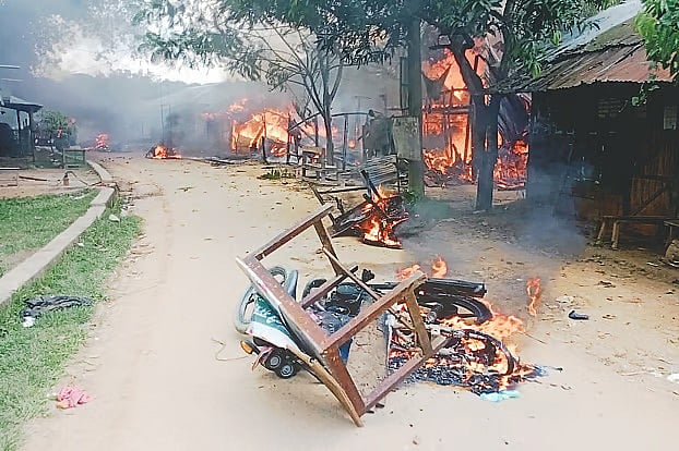 খাগড়াছড়ির গুইমারার রামেসু বাজারের কয়েকটি দোকানে আগুন জ্বলছে। দোকানের সামনে আসবাব ও মোটরসাইকেলেও আগুন দেওয়া হয়। গত ২৮ সেপ্টেম্বর তোলা