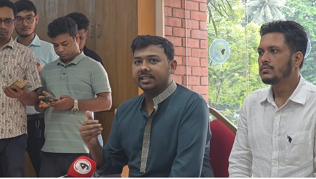 সাংবাদিকদের সঙ্গে কথা বলেন জাতীয় নাগরিক পার্টির (এনসিপি) যুগ্ম আহ্বায়ক সারোয়ার তুষার। ঢাকা, ০৫ অক্টোবর ২০২৫