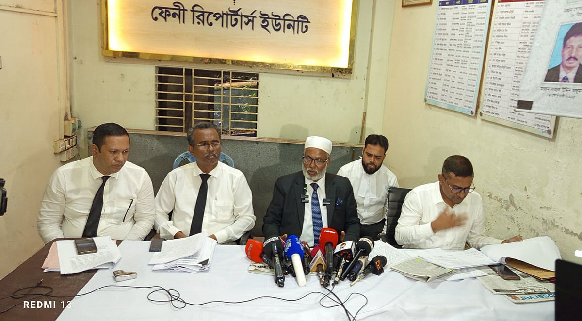 সংবাদ সম্মেলনে বক্তব্য দেন সরকারি কৌঁসুলি মেজবাহ উদ্দিন খান। আজ সন্ধ্যায় ফেনী রিপোর্টার্স ইউনিটি কার্যালয়ে