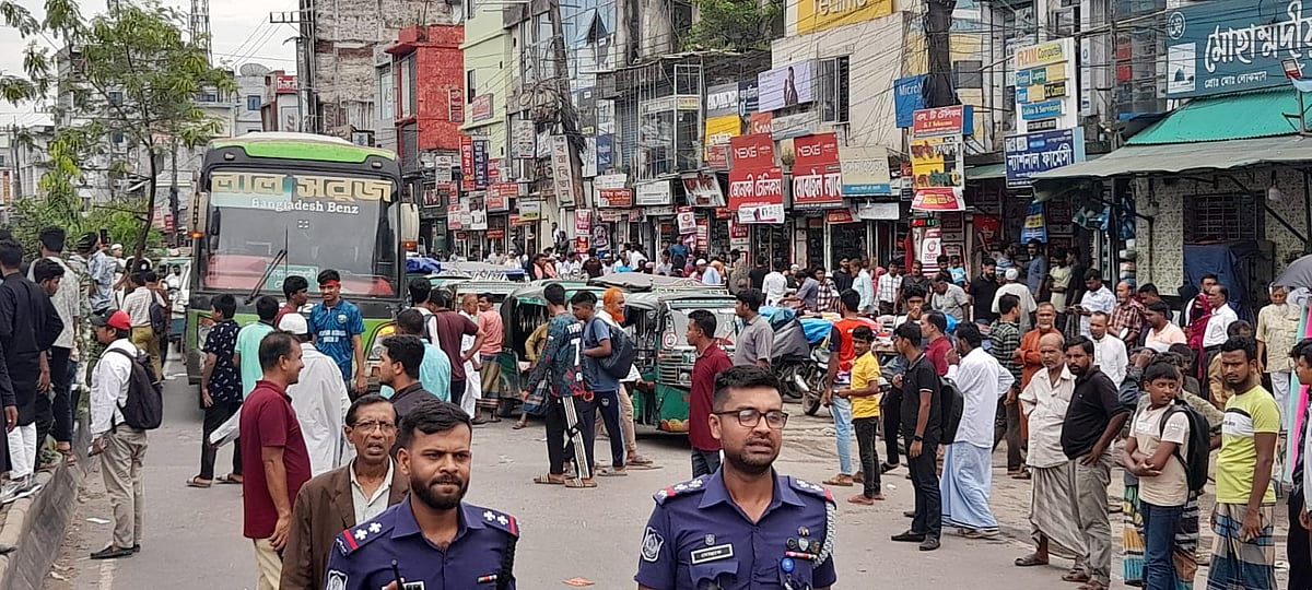 নোয়াখালী বিভাগ চেয়ে সড়ক অবরোধ। আজ দুপুরে নোয়াখালীর জেলা শহর মাইজদীর মোহাম্মদীয় মোড়ে