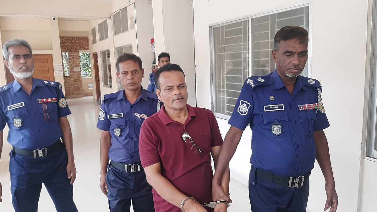 মৃত্যুদণ্ডাদেশপ্রাপ্ত আসামি সোহরাব হোসেন আকনকে রায় ঘোষণার পর কারাগারে নিয়ে যাওয়া হচ্ছে। আজ রোববার দুপুরে বরিশাল নারী ও শিশু নির্যাতন দমন আদালতে