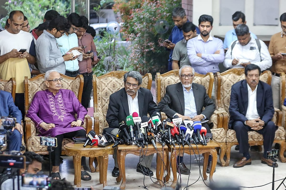 জাতীয় জুলাই সনদ বাস্তবায়নের উপায় নিয়ে রাজনৈতিক দলগুলোর সঙ্গে আলোচনা শেষে সাংবাদিকদের ব্রিফ করেন জাতীয় ঐকমত্য কমিশনের সহসভাপতি অধ্যাপক আলী রীয়াজ। আজ রোববার রাজধানীর বেইলি রোডে ফরেন সার্ভিস একাডেমিতে