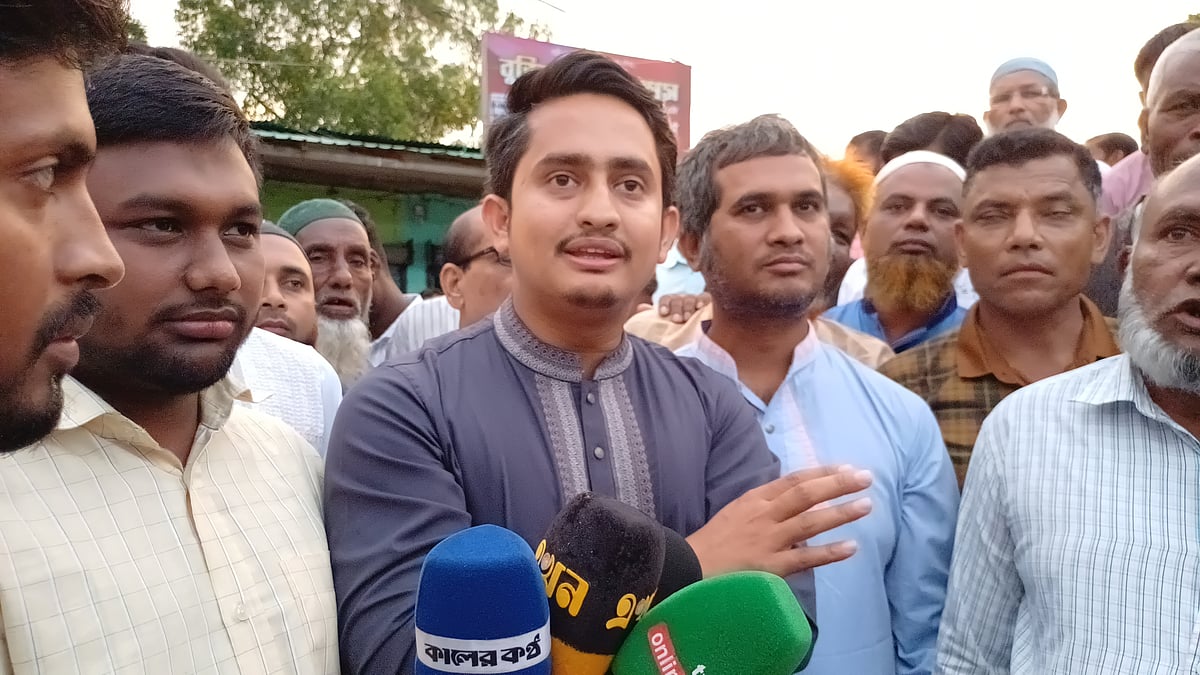 পঞ্চগড়ে মতবিনিময় সভা শেষে সাংবাদিকদের সঙ্গে কথা বলছেন সারজিস আলম। রোববার সন্ধ্যার আগে শহরের শেরেবাংলা পার্কে