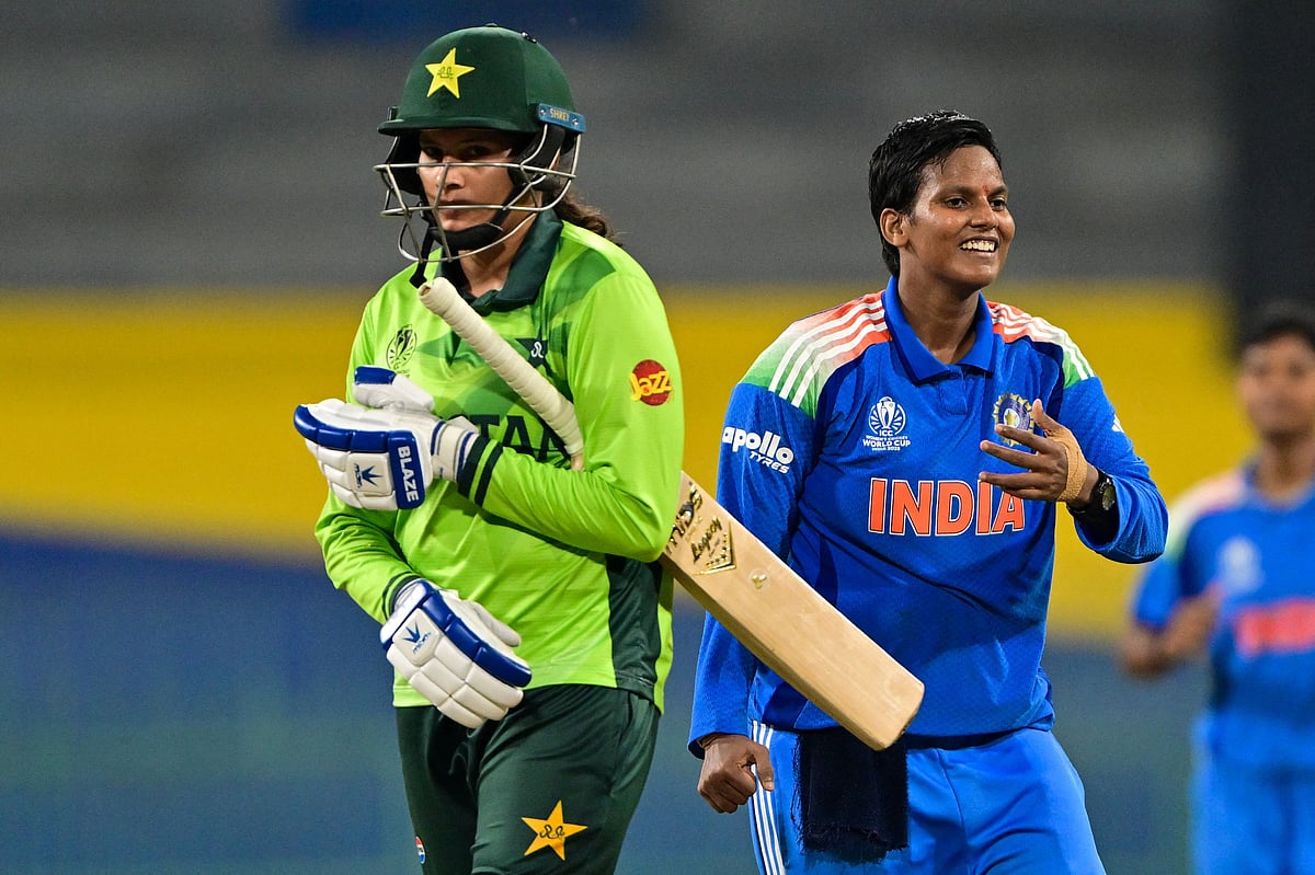 পাকিস্তানের শেষ ব্যাটার সাদিয়া ইকবালকে ফেরানোর পর ভারতের অফ স্পিনার দীপ্তি শর্মার উল্লাস