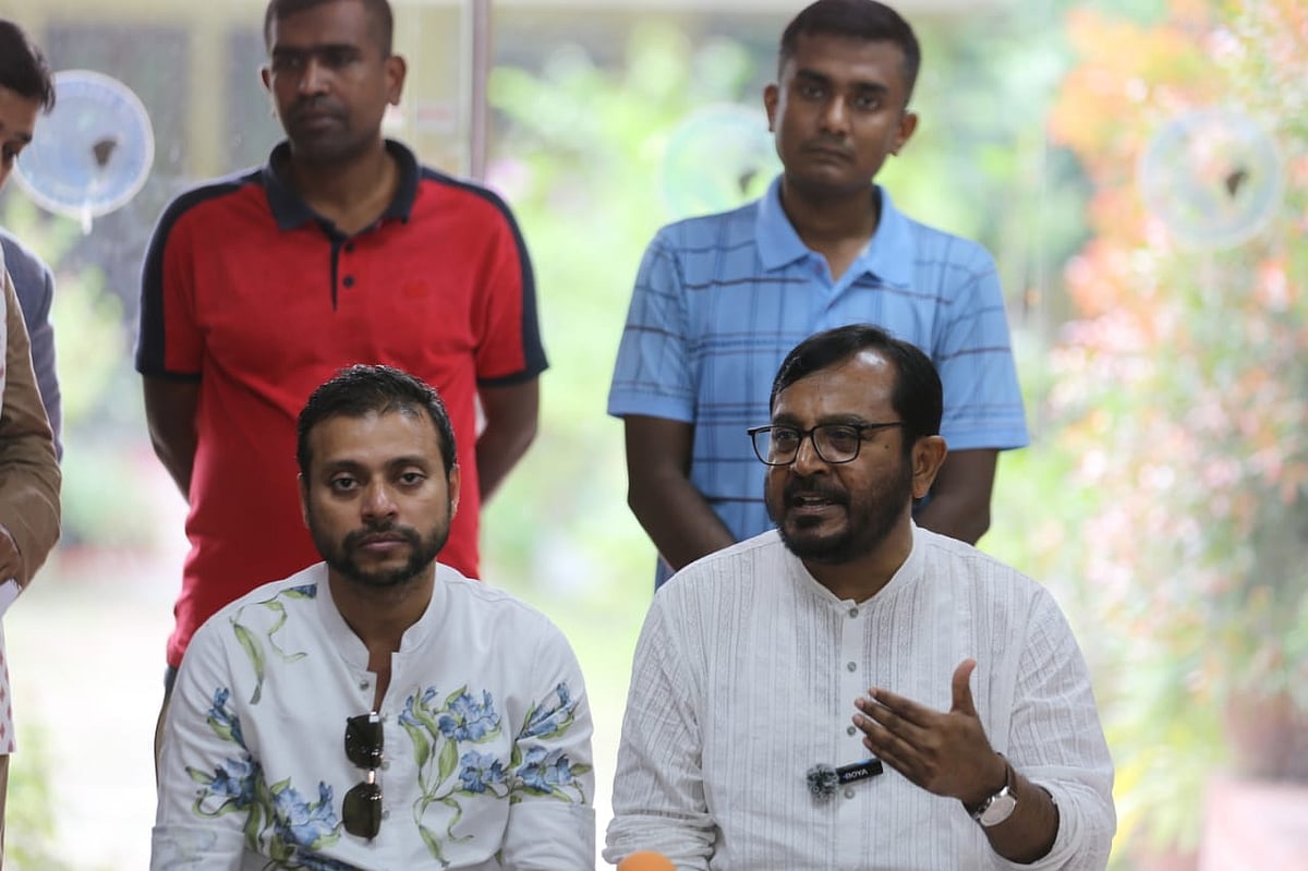 জাতীয় ঐকমত্য কমিশনের সঙ্গে রাজনৈতিক দলগুলোর বৈঠক শেষে এবি পার্টির চেয়ারম্যান মজিবুর রহমান মঞ্জু (বসা ডান থেকে প্রথম) সাংবাদিকদের সঙ্গে কথা বলেন। ঢাকা। ৫ অক্টোবর