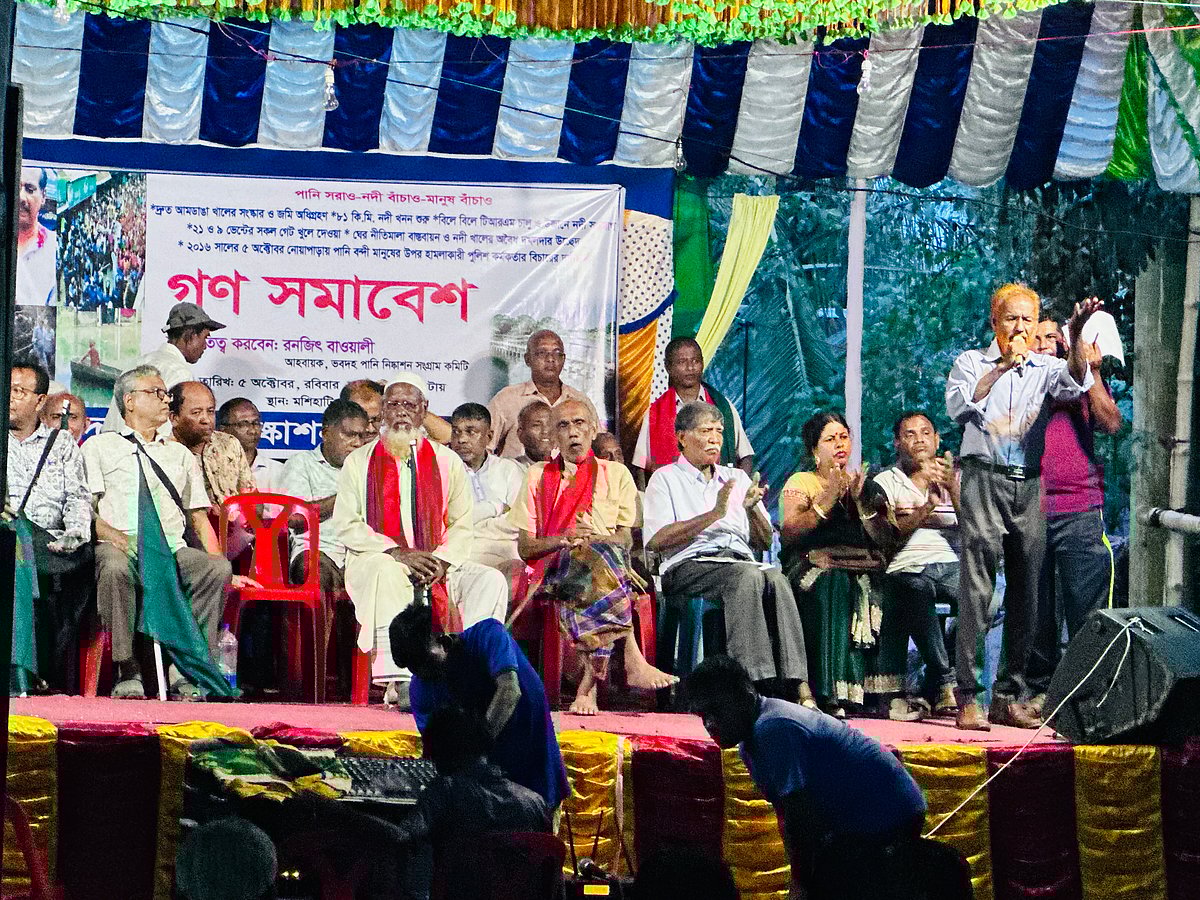 যশোরের ভবদহ অঞ্চলের জলাবদ্ধ এলাকা থেকে ‌পানি সরানোর দাবিতে ভবদহ পানি নিষ্কাশন সংগ্রাম কমিটির উদ্যোগে গণসমাবেশ। রোববার বিকেলে অভয়নগর উপজেলার মশিয়াহাটী বহুমুখী উচ্চ বিদ্যালয় প্রাঙ্গণে