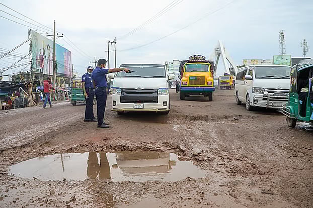 বেহাল মহাসড়কের কারণে ভোগান্তিতে চলাচলকারীরা। সরাইল বিশ্বরোড মোড়। ছবিটি সম্প্রতি তোলা