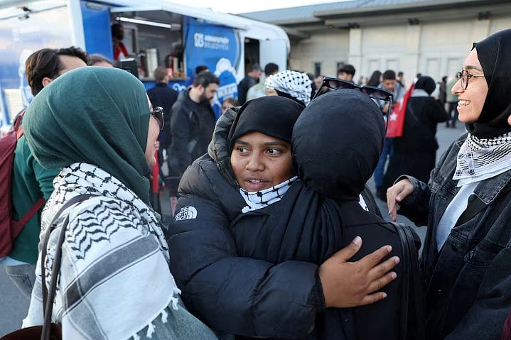 গ্লোবাল সুমুদ ফ্লোটিলার জাহাজ থেকে আটক হওয়ার পর ছাড়া পাওয়া এক অধিকারকর্মী ইস্তাম্বুল বিমানবন্দরে পৌঁছানোর পর অন্যরা তাঁকে স্বাগত জানান। ইস্তাম্বুল, তুরস্ক, ৪ অক্টোবর ২০২৫