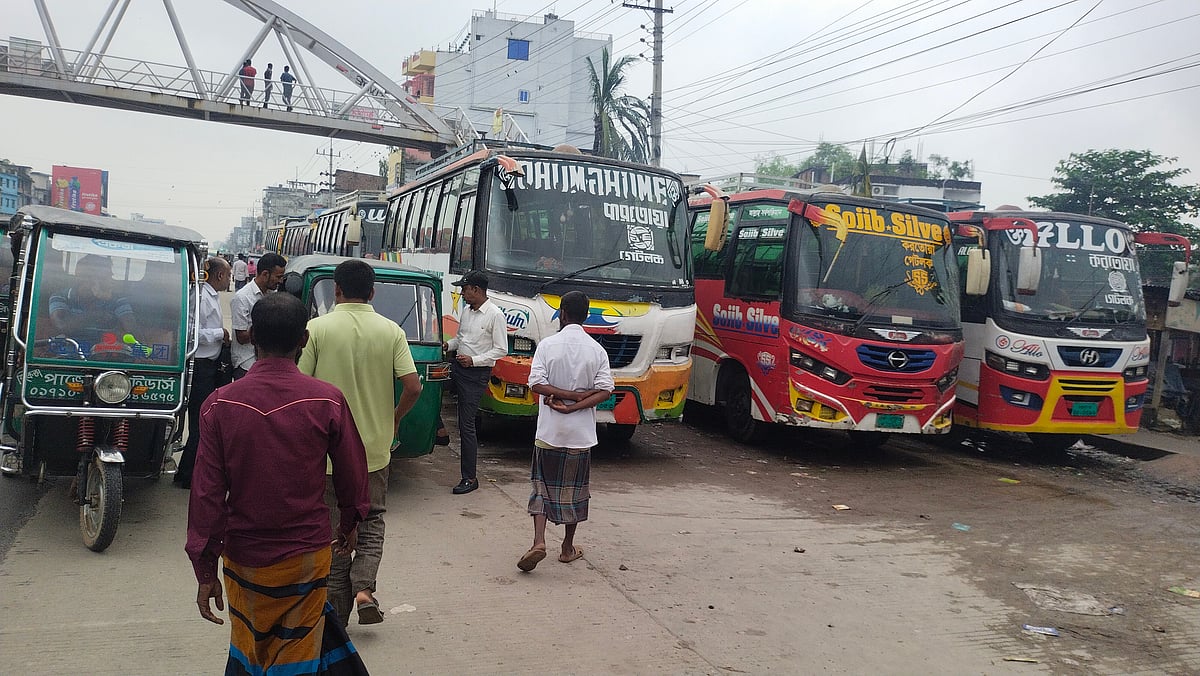 শেরপুর করতোয়া বাস টার্মিনালে গেটলক পরিবহনের গাড়িগুলো রেখে দেওয়া হয়েছে। বাধ্য হয়ে বেশি টাকা দিয়ে ঝুঁকি নিয়ে তিন চাকার গাড়িতে বগুড়ায় যাচ্ছেন যাত্রীরা। আজ সোমবার সকালে
