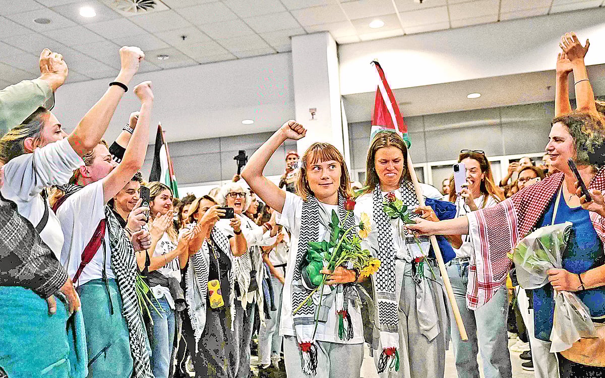 ইসরায়েলি বাহিনীর কাছ থেকে মুক্তি পেয়ে গ্রিসের এথেন্সে পৌঁছালে সুইডিশ অধিকারকর্মী গ্রেটা থুনবার্গ ও তাঁর সহযাত্রীদের ফুল দিয়ে স্বাগত জানান সমর্থকেরা। গতকাল এথেন্স আন্তর্জাতিক বিমানবন্দরে