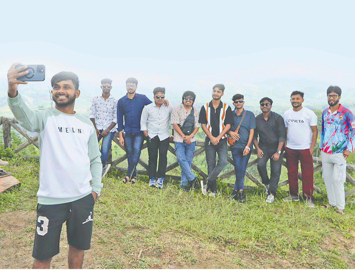 পর্যটকের পদচারণে মুখর কেওক্রাডং পাহাড়। বৃহস্পতিবার বান্দরবানের রুমায়